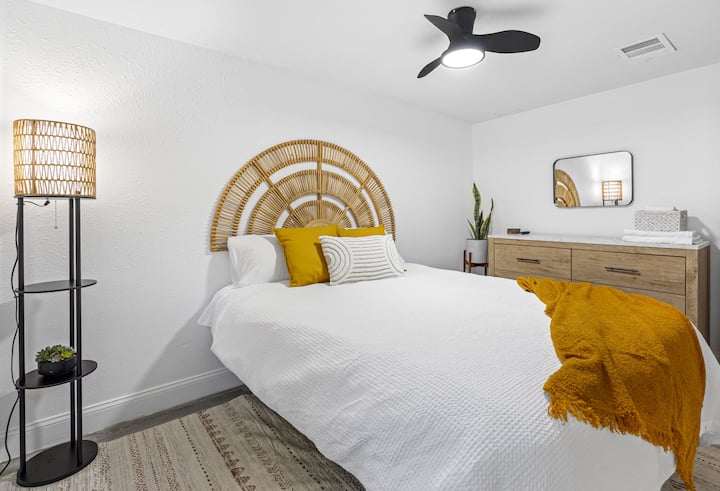 حافظ على مسكنك منظمًا مع خزانة ملابس واسعة مكونة من 6 أدراج، وهي مثالية للإقامات الطويلة أو تفريغ الحقائب بسهولة.