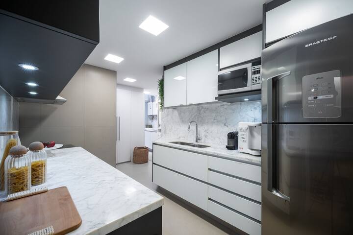 Leblon | Premium Apt Steps from the Beach gallery image 3