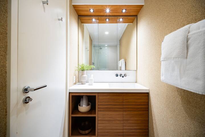 Leblon | Premium Apt Steps from the Beach gallery image 5