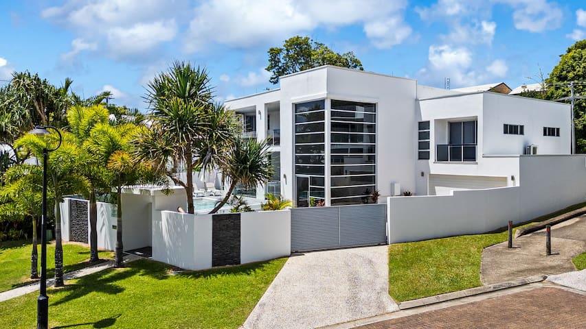 5 bedrooms, 500 metre to Alexandra Headland beach