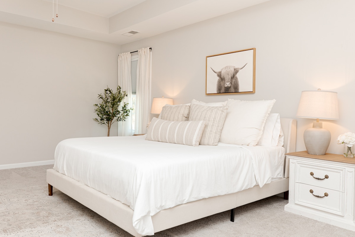 Dormitorio principal con cama tamaño king y TV.