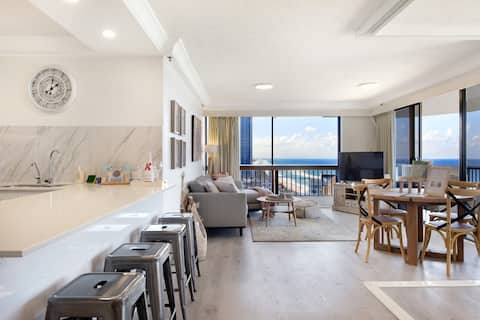 Top performing Airbnb: Beach retreat w/ balcony & views in Surfers Paradise