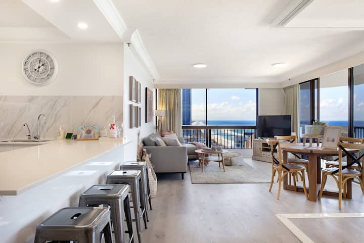 Beach Retreat W/ Balcony & Views - Surfers Paradise