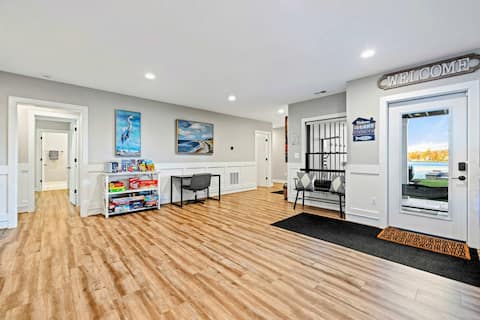 NEW 9BR Lakefront Lake Anna, Pool, Beach, Dock