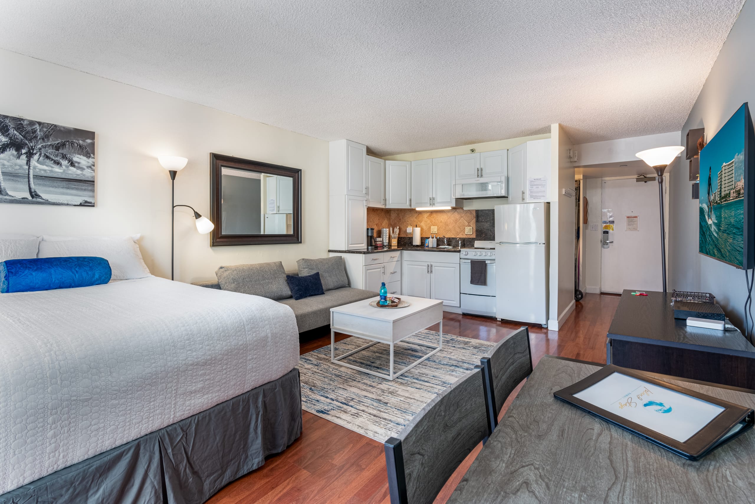 Cozy Studio In Heart Of Waikiki - Free Parking - Image 1