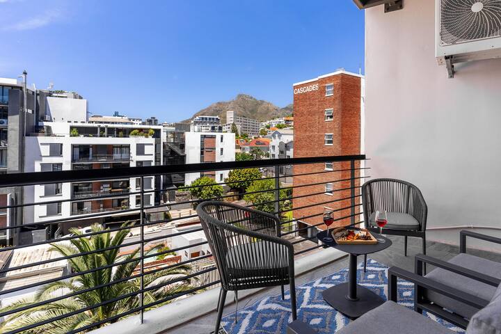 Urban Palette – Modern & Artistic Green Point Apt gallery image 2