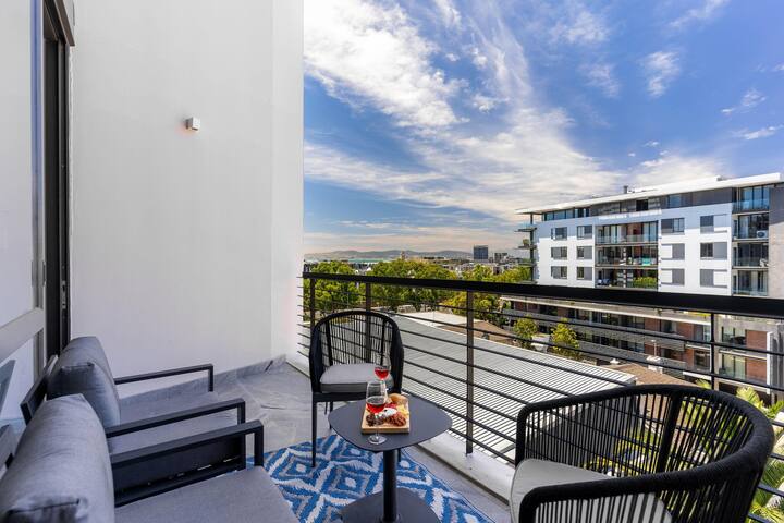 Urban Palette – Modern & Artistic Green Point Apt gallery image 3