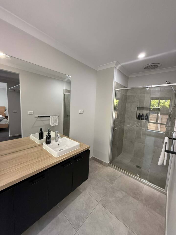 Приватна бања со голем туш и тоалет