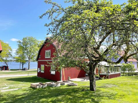 Nice holiday home with a view of lake Åsnen in Hul