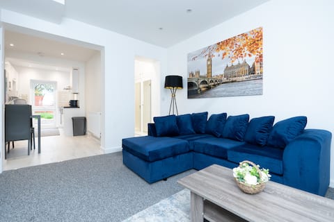 Top Airbnb: 4 BR House w/ Free Parking and Garden in Marchwood