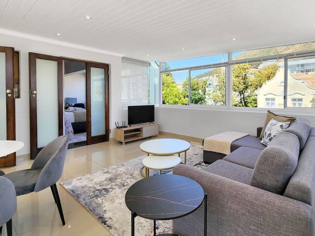 Roof Top Cosy 2 Bed in Seapoint gallery image 5