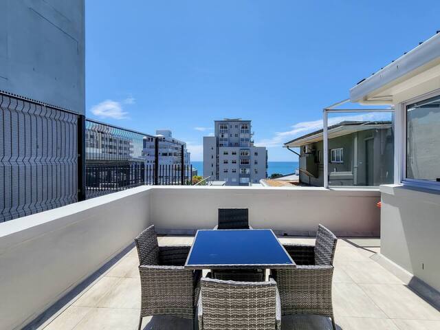 Roof Top Cosy 2 Bed in Seapoint gallery image 3