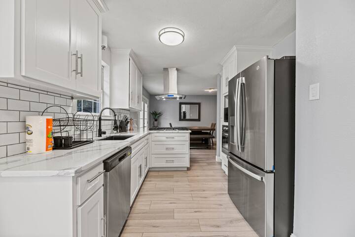 Sunset Heights Retreat- 3 Stylish & Spacious gallery image 5