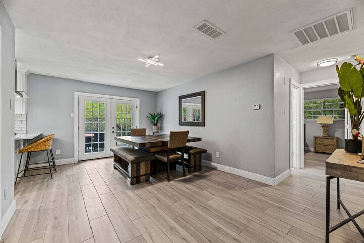 Sunset Heights Retreat- 3 Stylish & Spacious gallery image 3