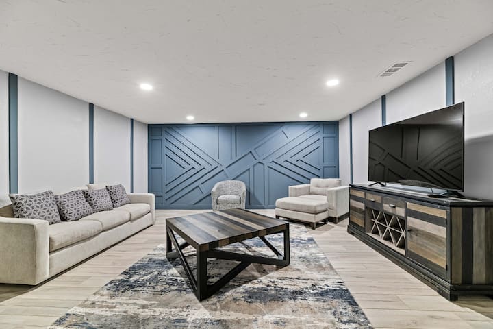 Sunset Heights Retreat- 3 Stylish & Spacious gallery image 2