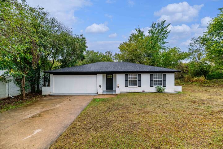 Sunset Heights Retreat- 3 Stylish & Spacious gallery image 4