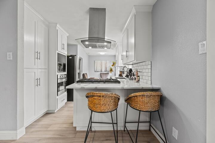 Sunset Heights Retreat- 3 Stylish & Spacious