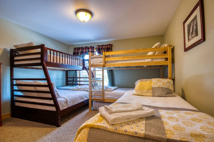 Dormitorio n.º3 del nivel inferior: cama individual sobre litera individual, litera doble y 1 litera individual.