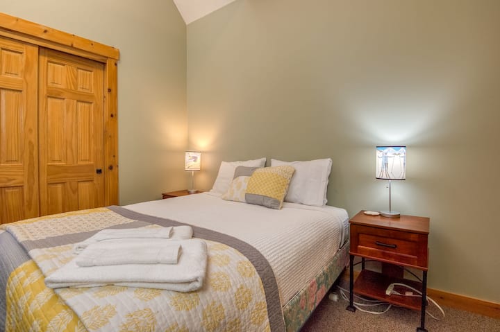 Dormitorio del piso principal #1 - Cama tamaño queen