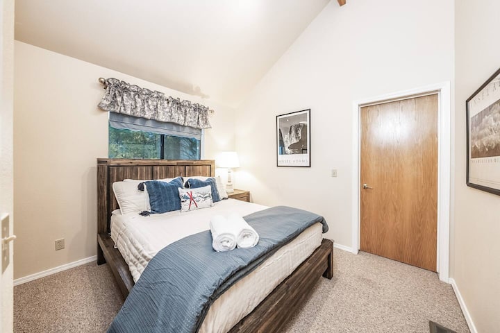 Საძინებელი 2 მდებარეობს ზემოთ, ორადგილიანი საწოლით.