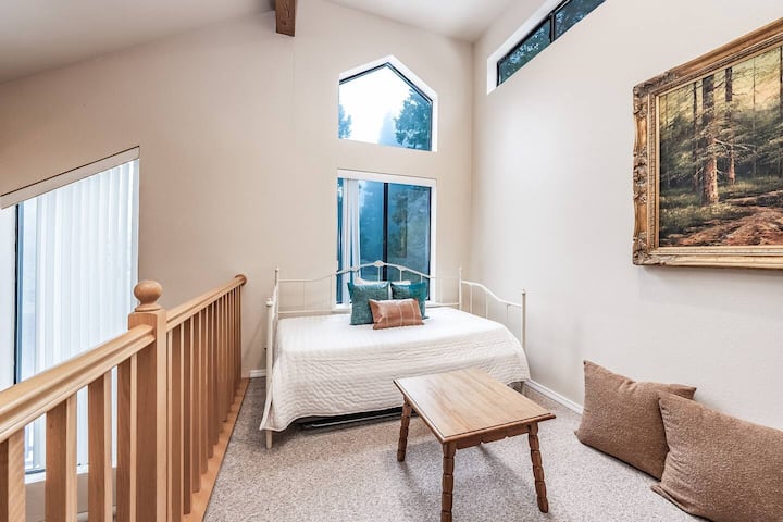 Მე-4 საძინებელი არის ღია ლოფტი ორი ტყუპი საწოლით. Ჩაღრმავება. Ბავშვებისთვის შესანიშნავი ადგილია გასართობად და გასართობად.