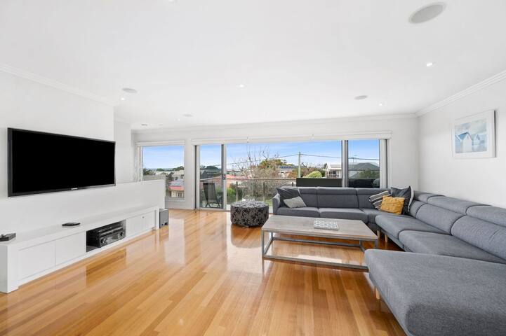 Boston Central 32a gallery image 3