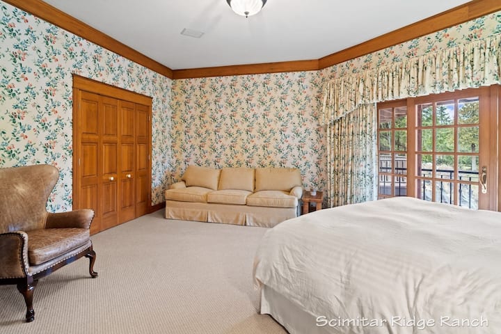 تم تصميم الجناح 3 لتوفير الراحة والوظائف، مع سرير كاليفورنيا كينج ومنطقة جلوس تتضمن أريكة للنوم. توفر الشرفة الخاصة للجناح إطلالات خلابة على نافورة الحصان البرونزية والمساحات الخضراء المحيطة.