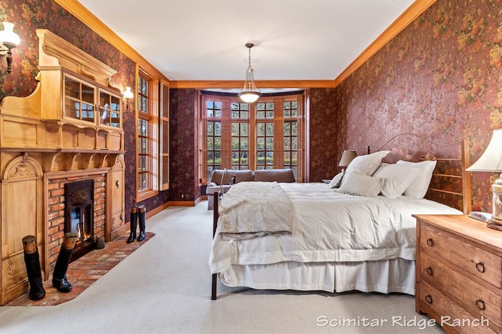 يوفر الجناح 7 مساحة واسعة وجذابة مع سرير كاليفورنيا كينج ومدفأة دافئة ومنطقة جلوس. يحتوي الحمام الداخلي على حوض استحمام عميق، ودش، وإمكانية وصول سهلة إلى الفناء للاستمتاع بتجربة سلسة في الداخل والخارج.