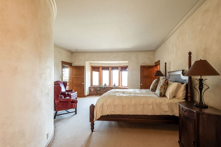 يوفر الجناح 1 أقصى درجات الفخامة مع سرير كاليفورنيا كينج ومدفأة مريحة وحمام داخلي واسع يضم حوض جاكوزي ودش متعدد الرؤوس مع ميزة المطر ومدفأة مناشف لمزيد من الراحة.