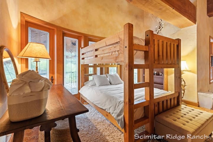 تتميز زاوية النوم هذه، التي تطل على غرفة المعيشة في الطابق الرئيسي، بسرير ذو طابقين بحجم كوين، مما يخلق مساحة مشتركة ممتعة للمجموعات. هذا الركن المريح مثالي للأرواح المغامرة.