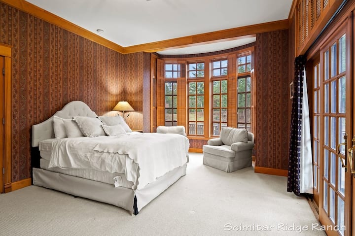 الجناح 5، المعروف أيضًا باسم "الغرفة السرية"، مخفي خلف باب خزانة كتب ساحر ويوفر سرير كينج كاليفورنيا وسرير كوين. يوفر هذا الجناح الخصوصية والراحة مع منطقة جلوس وإمكانية الوصول المباشر إلى الفناء. 