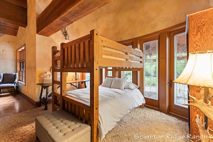 يوفر سرير بحجم كوين فوق سرير في الطابق العلوي خيارًا فريدًا وممتعًا للنوم فوق غرفة المعيشة الرئيسية، وهو مثالي للأطفال أو البالغين المغامرين. توفر منطقة النوم هذه مساحة مريحة للاسترخاء واستعادة النشاط.