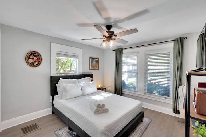 غرفة النوم رقم1 في الطابق السفلي (سرير كبير)