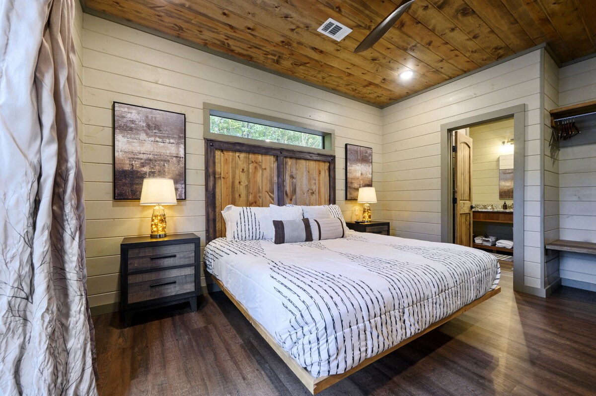 Udobna spavaća soba s plišanom posteljinom.