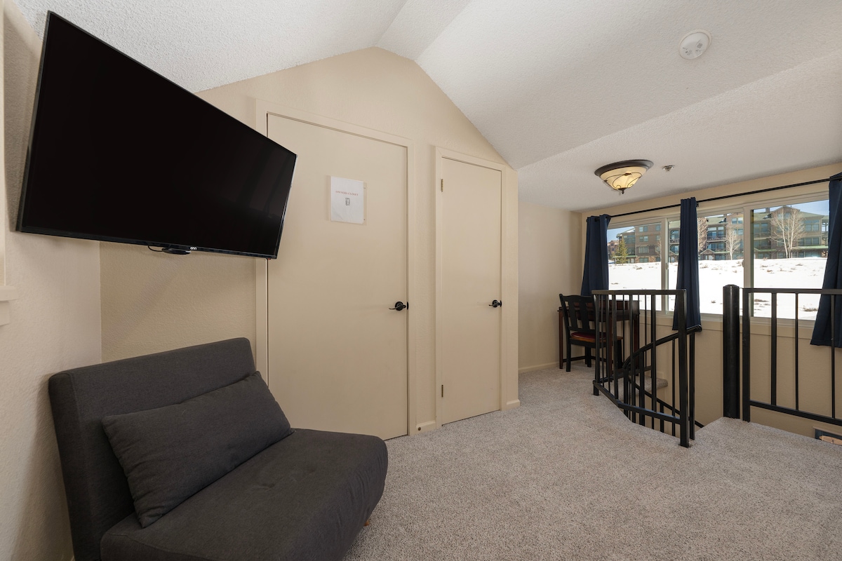 Вашиот пријатен простор во поткровјето нуди совршено прибежиште со удобни седишта и поглед кон планините низ големи прозорци.