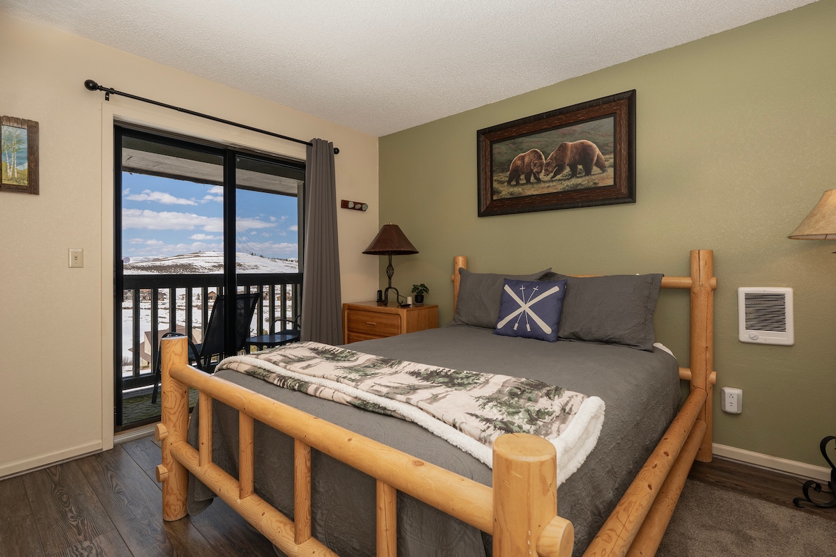 Уживајте во рустикалниот кревет од трупци додека уживате во спокојните планински глетки преку вратите на вашиот приватен балкон.