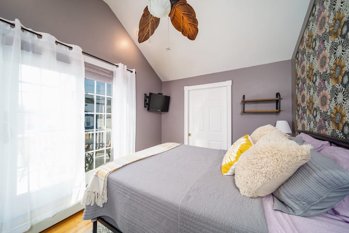 Détendez-vous dans cette chambre confortable avec balcon et vue sur la baie.