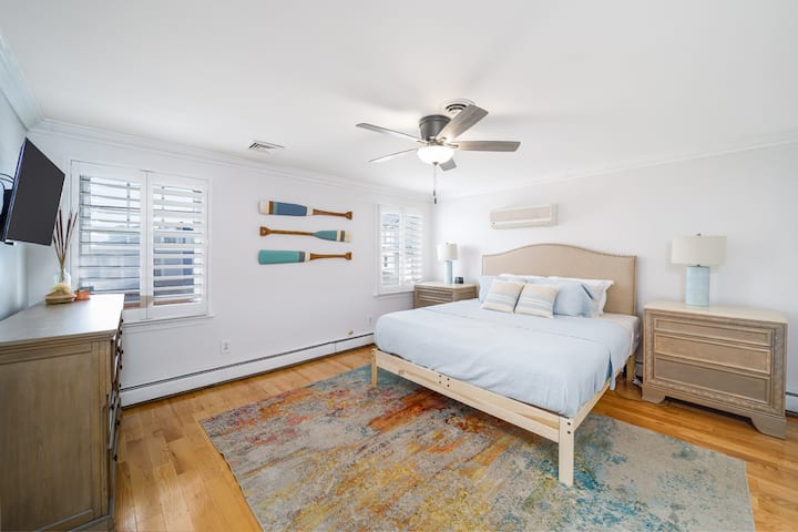 Détendez-vous sur un lit king size et de nombreux rangements ou fermez ces stores pour une excellente nuit de sommeil.