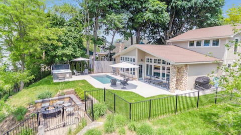 5 Bdrm w/ Pool, Hot Tub, Firepit & Private Beach!