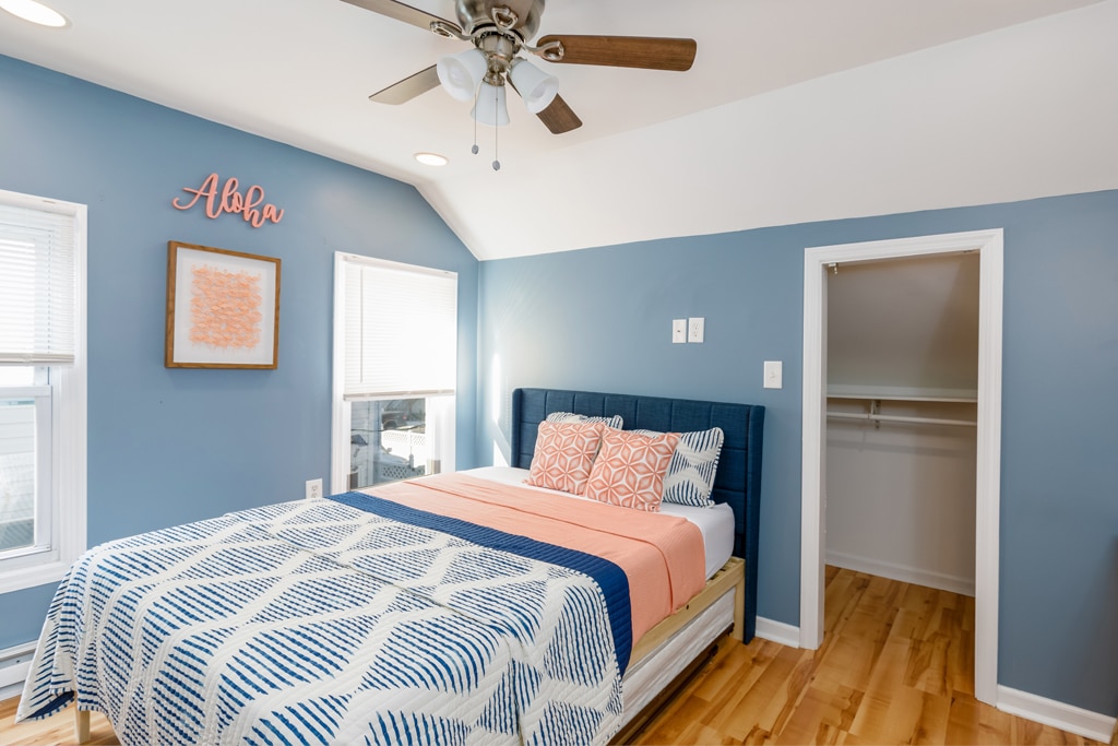 احصل على بعض R&R في غرفة النوم الرئيسية في الطابق الثاني مع ظلال مظلمة للغرفة وتلفزيون ذكي.