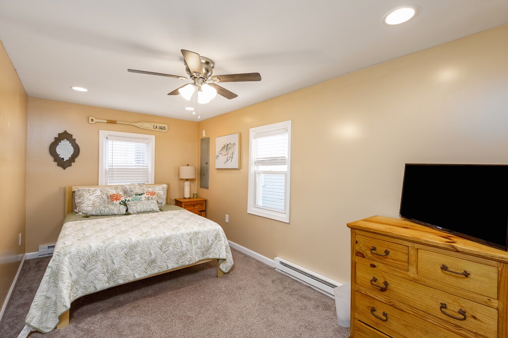 غرفة نوم مريحة في الطابق الأول مع تلفزيون ذكي.