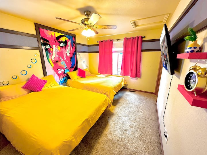 חדר שינה נדיב עם שתי מיטות קווין סייז נעימות, אידיאלי לשהייה נינוחה ונוחה