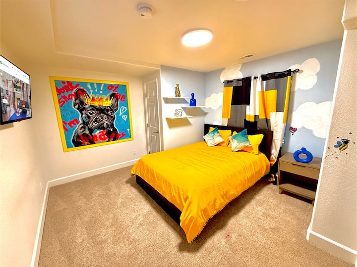 מיטת קווין סייז נעימה באזור הילדים למטה, המציעה מרחב מהנה ונוח למנוחה ולשחק