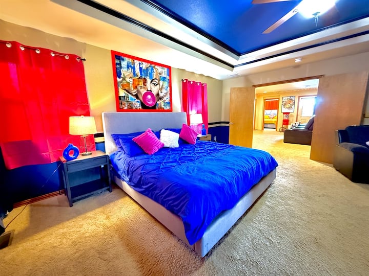 זווית נוספת של חדר השינה של המאסטר, עם גישה נוחה לאזור התיאטרון ממש בחוץ.