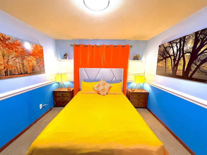 חדר מזמין עם מיטת קווין סייז נוחה