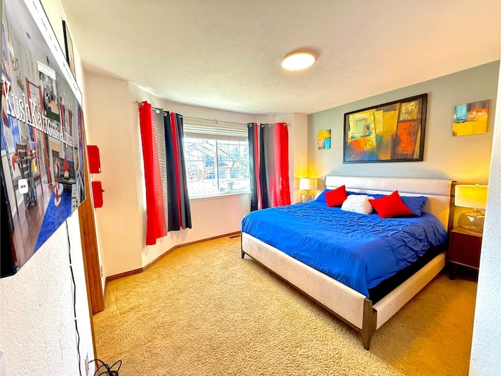 נוף לחדר השינה הרביעי עם מיטת קווין סייז מפוארת ורכה