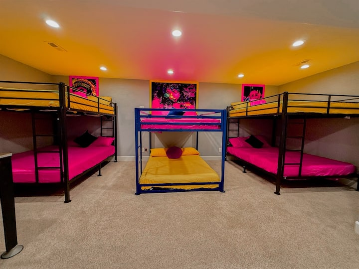 חדר שינה ענק עם 2 מיטות קווין סייז ומיטת קומתיים אחת בגודל מלא, מושלם לקבוצות או למשפחות כדי לשהות בנוחות