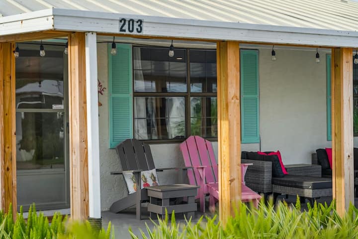 "The Neon Pelican" Chic Beach House - West End Pcb - Laguna Beach, FL