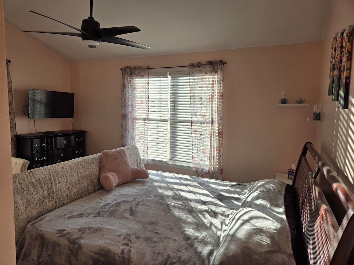 Upper master suites large vaulted ceilings and great views