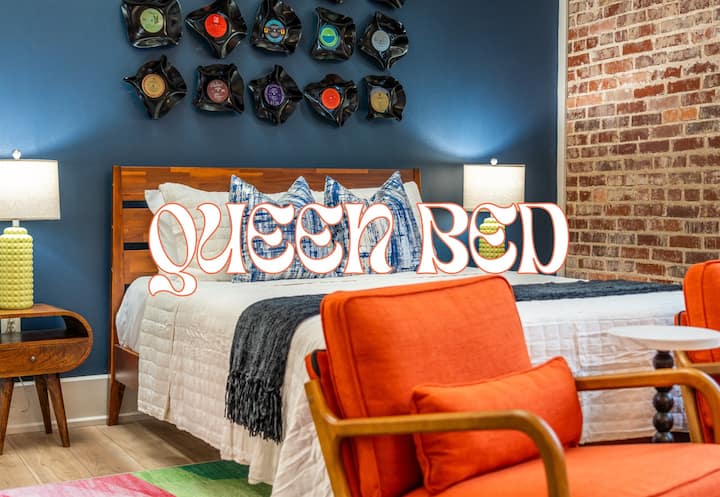 Svijetla i udobna prostorija za spavanje odlikuje se retro detaljima, odvažnim zidnim umjetničkim djelima i udobnim sjedalima, što ga čini idealnim mjestom za opuštanje.